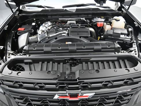 Used 2025 Chevrolet Silverado 2500 ZR2 w/ Technology Package image 9