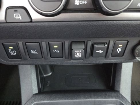 Used 2022 Toyota Tacoma TRD Sport w/ Technology Package image 8