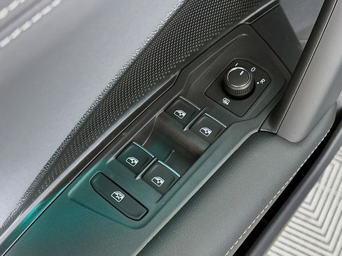 New 2026 Volkswagen Tiguan SE AWD/4WD image 17