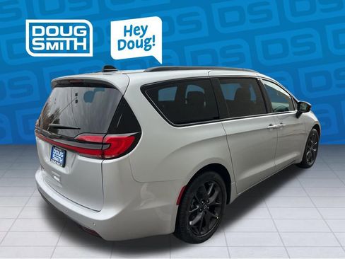 New 2026 Chrysler Pacifica Select w/ S Appearance Package image 6