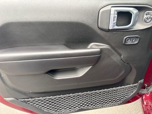 Used 2021 Jeep Gladiator Sport image 16