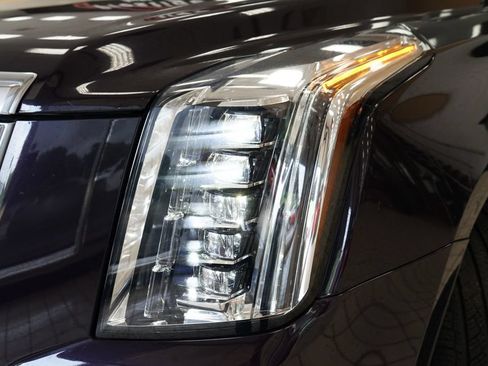 Used 2018 Cadillac Escalade Luxury AWD/4WD image 27