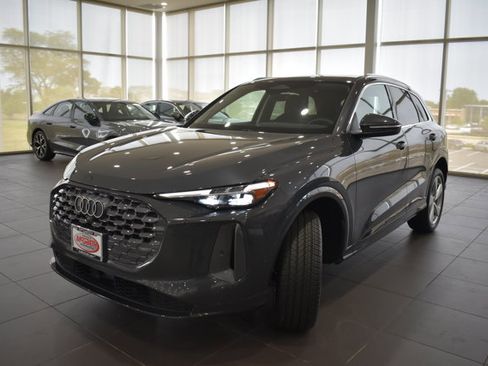 Used 2025 Audi Q5 Premium Plus w/ Premium Plus AWD/4WD image 3