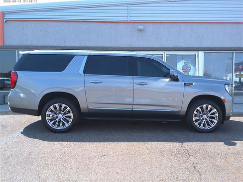 Used 2024 GMC Yukon XL Denali w/ Advanced Technology Package AWD/4WD image 4