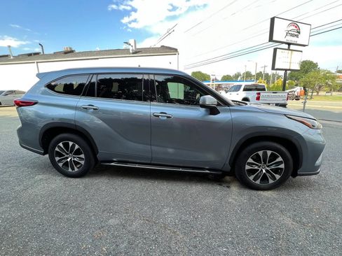 Used 2022 Toyota Highlander XLE FWD image 3