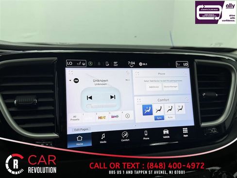 Used 2024 Chrysler Pacifica Touring-L FWD image 16
