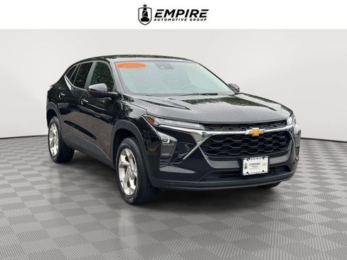 Used 2024 Chevrolet Trax LS w/ LS Convenience Package FWD image 1