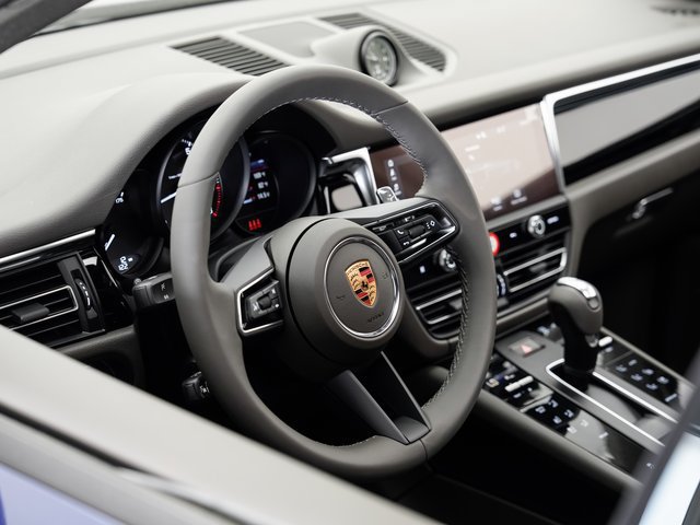 Certified 2025 Porsche Macan AWD/4WD image 9