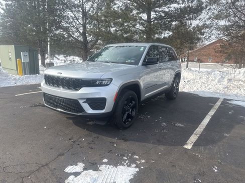 Used 2024 Jeep Grand Cherokee Altitude image 7