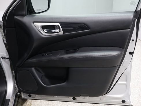 Used 2020 Nissan Pathfinder S image 24