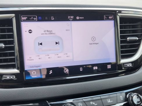 Used 2024 Chrysler Pacifica Touring-L FWD image 8
