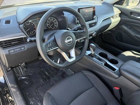 Used 2025 Nissan Altima 2.5 SV image 12