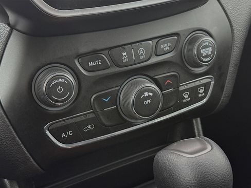 Used 2019 Jeep Cherokee Latitude w/ Cold Weather Group image 15