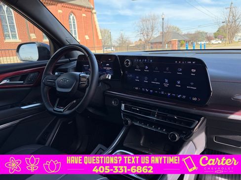 Used 2025 Chevrolet Traverse RS image 3