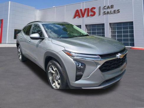 Used 2025 Chevrolet Trax LT w/ LT Convenience Package FWD image 3