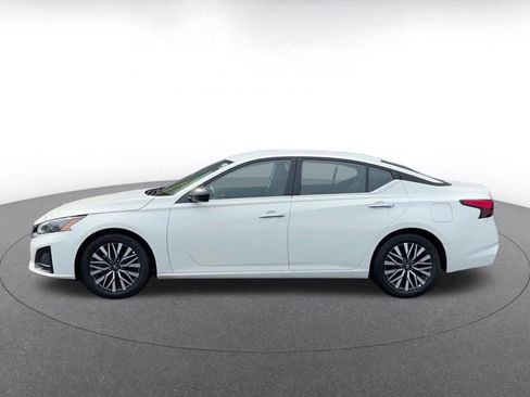 Used 2025 Nissan Altima 2.5 SV image 9