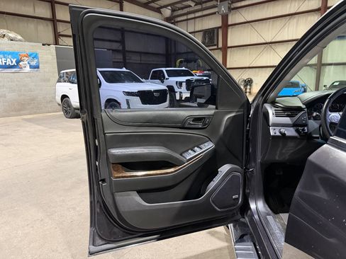 Used 2018 Chevrolet Tahoe LT w/ LT Signature Package RWD image 11