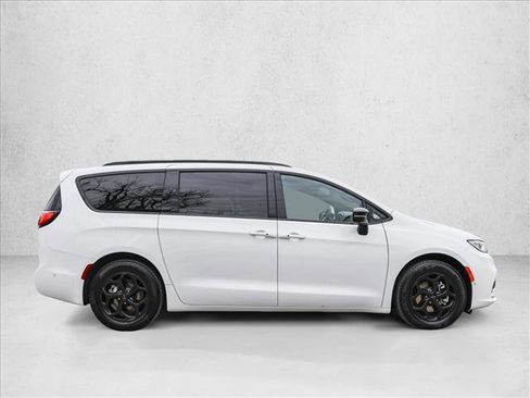 Used 2024 Chrysler Pacifica Premium image 4