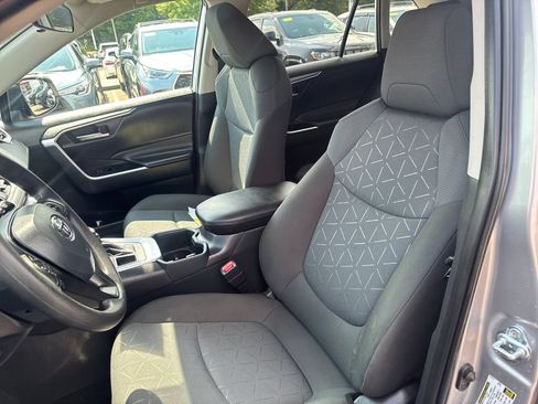 Used 2025 Toyota RAV4 XLE AWD/4WD image 15