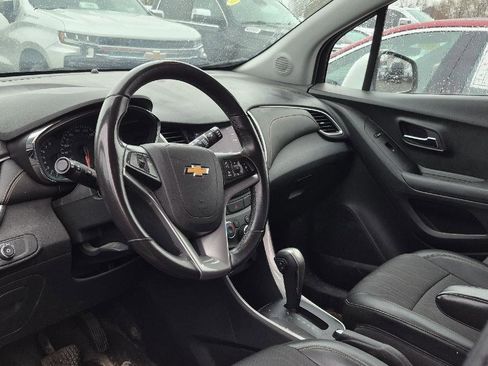 Used 2022 Chevrolet Trax LT w/ LT Convenience Package image 8