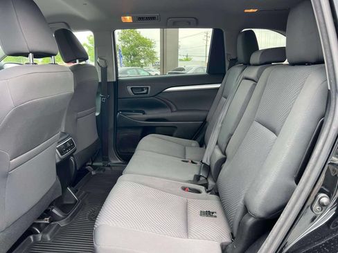 Used 2018 Toyota Highlander LE AWD/4WD image 12