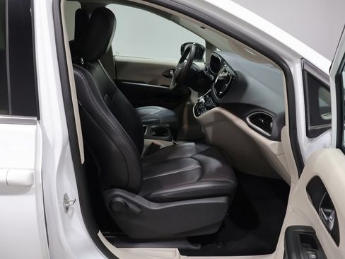 Used 2024 Chrysler Pacifica Touring-L FWD image 22