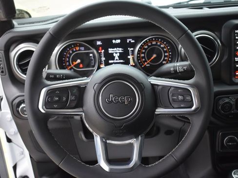 Used 2023 Jeep Gladiator Overland image 17