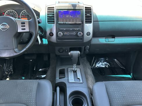 Used 2010 Nissan Frontier LE RWD image 14
