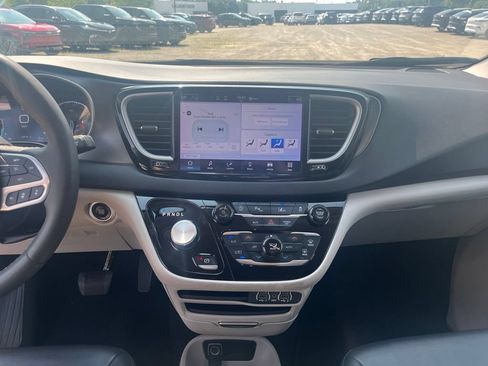Used 2024 Chrysler Pacifica Touring-L FWD image 24