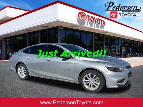 Used 2017 Chevrolet Malibu LT image 1