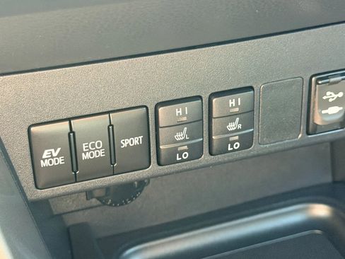 Used 2018 Toyota RAV4 Limited AWD/4WD image 31