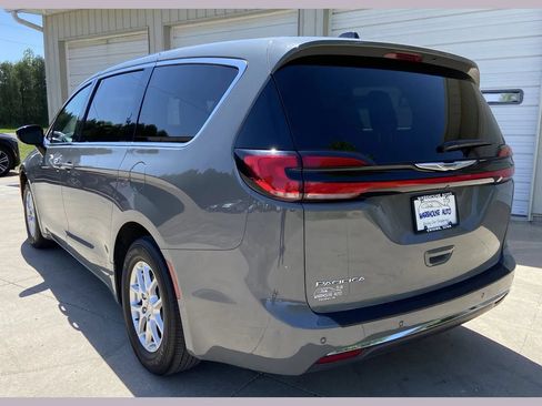 Used 2025 Chrysler Pacifica Select FWD image 5