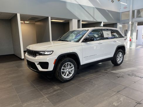 New 2025 Jeep Grand Cherokee Laredo X w/ Luxury Tech Group I image 8