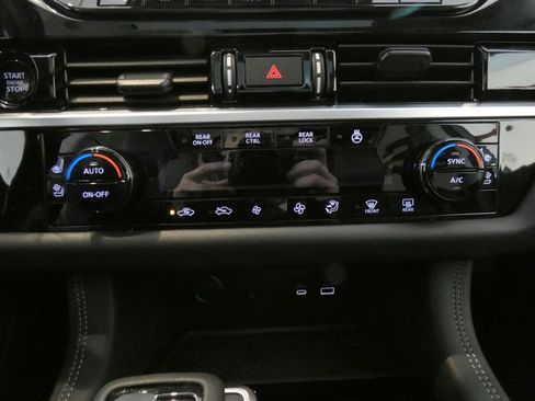 Used 2025 Nissan Pathfinder Platinum w/ Cargo Package FWD image 15