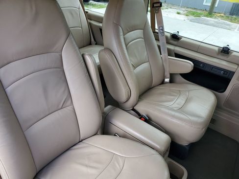 Used 2002 Ford E-150 and Econoline 150 Wagon RWD image 34
