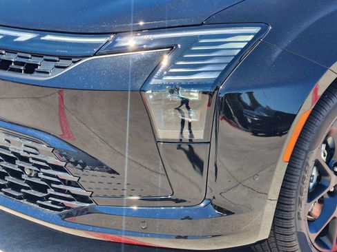 New 2027 Chrysler Pacifica Limited w/ Family Tech Group FWD image 9
