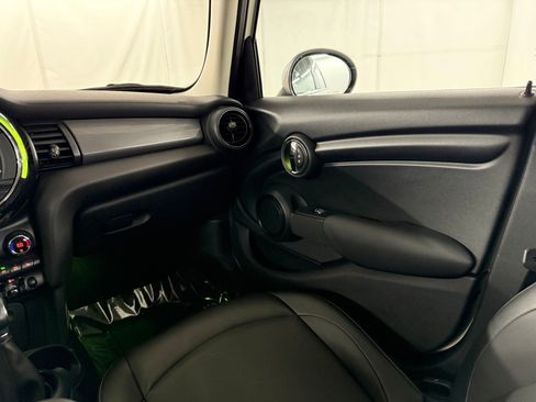 Used 2017 MINI Cooper 4-Door Hardtop image 29