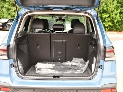 New 2025 Volkswagen Taos SE image 27