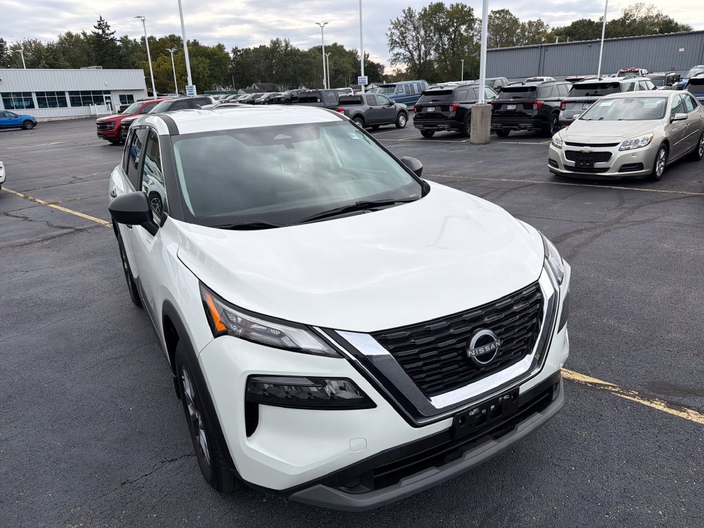 Used 2023 Nissan Rogue S AWD/4WD image 16
