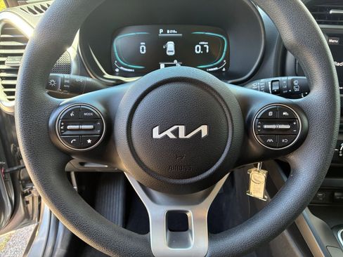 Used 2025 Kia Soul LX w/ LX Technology Package FWD image 25