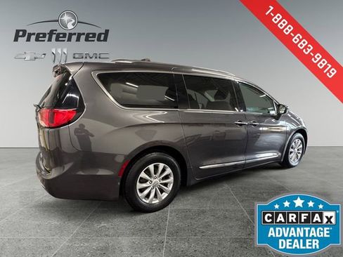 Used 2018 Chrysler Pacifica Touring-L image 18