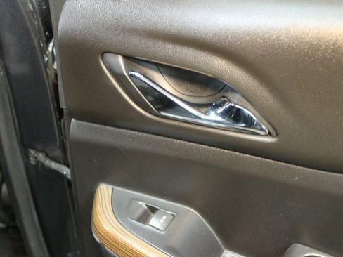 Used 2020 GMC Acadia SLE w/ GMC Pro Grade Package image 13