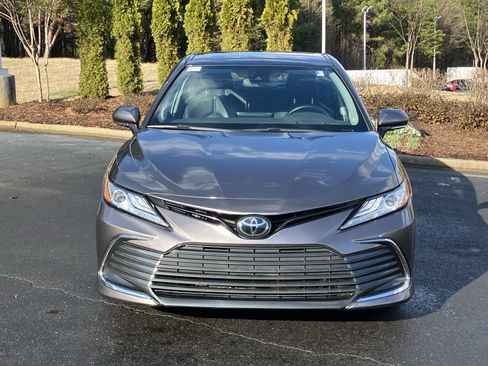 Used 2023 Toyota Camry XLE image 3