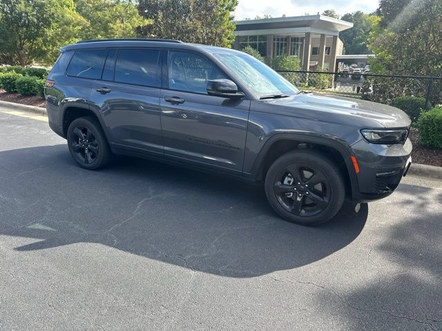 Used 2023 Jeep Grand Cherokee L Limited w/ Black Appearance Package AWD/4WD image 1