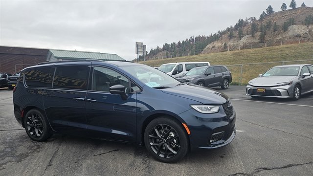 Used 2025 Chrysler Pacifica Limited FWD image 4