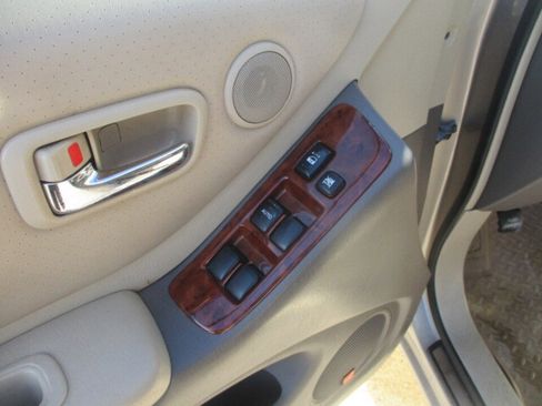 Used 2005 Toyota Highlander 4WD V6 w/ 3rd Row image 26