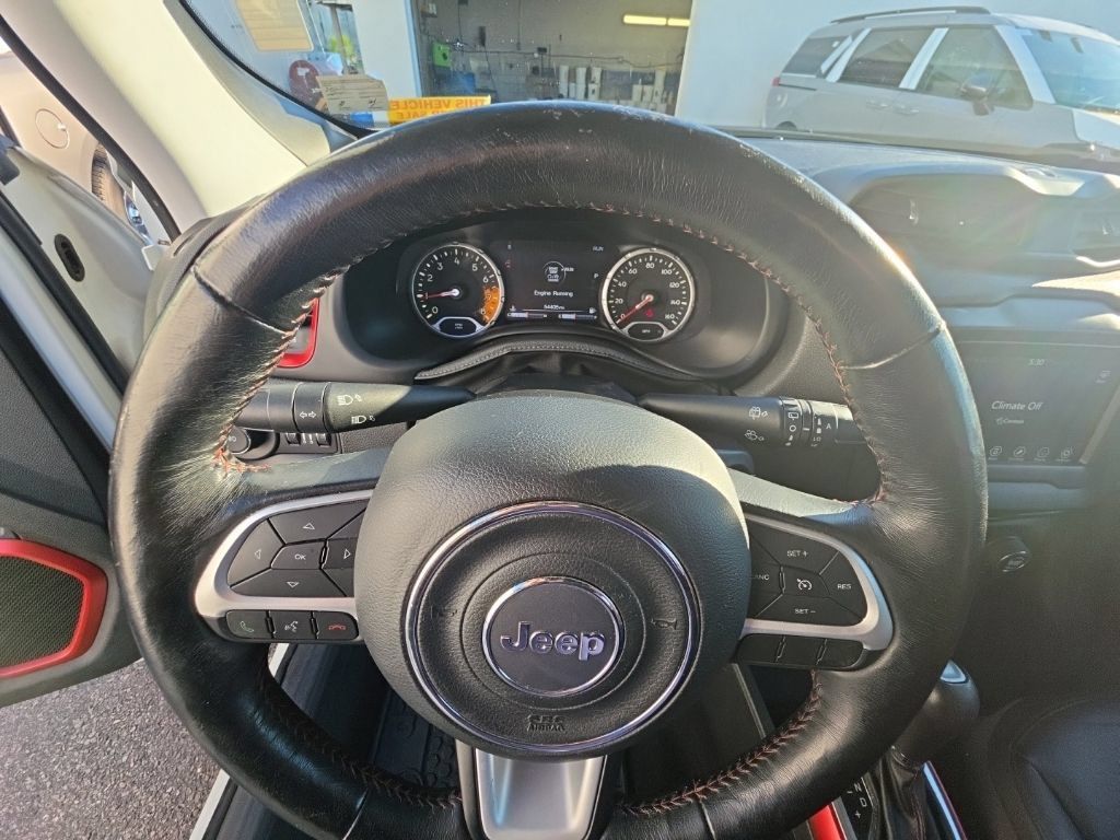 Used 2018 Jeep Renegade Trailhawk AWD/4WD image 13