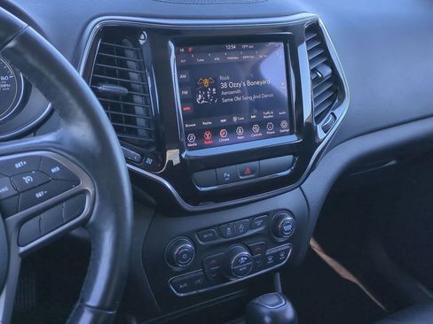 Used 2020 Jeep Cherokee Limited image 29