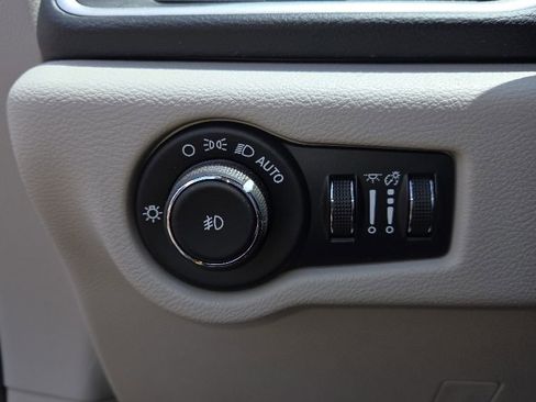 Used 2019 Chrysler Pacifica Touring Plus w/ Tire & Wheel Group FWD image 15