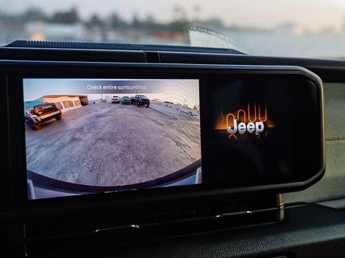 Used 2024 Jeep Wrangler Unlimited image 25